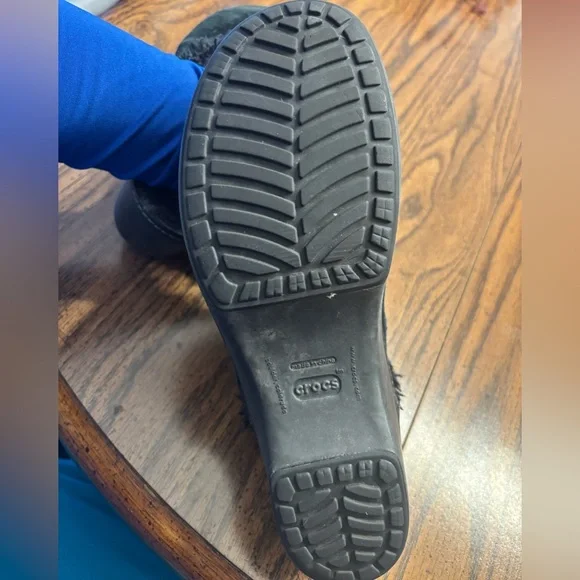 CROCS Women’s faux fur lined black suede leather slip on mule clog shoes size 10 - Picture 4 of 8